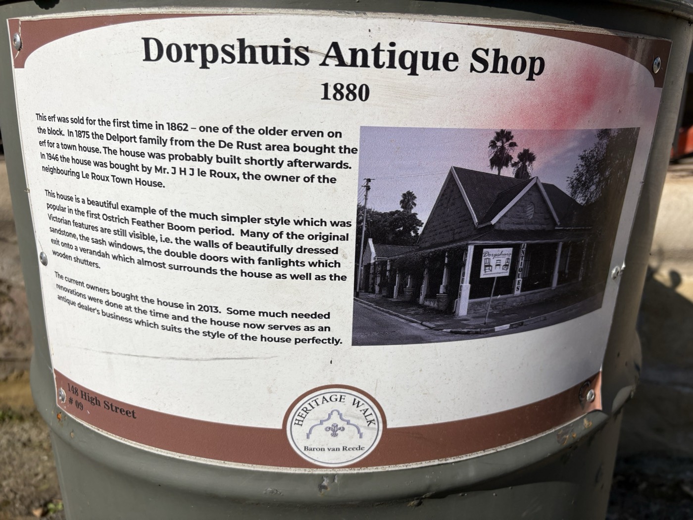 The heritage plaque for Dorpshuis Antique Shop in High Street, Oudtshoorn